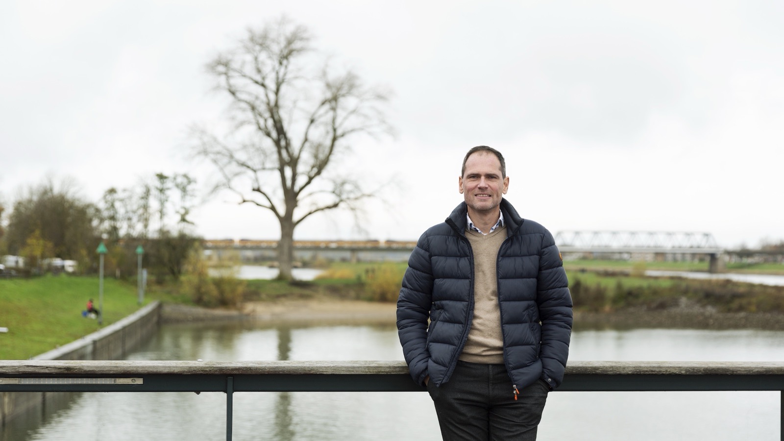 Bernard de Groot aan de IJssel in Deventer, met de spoorbrug en een trein op de achtergrond